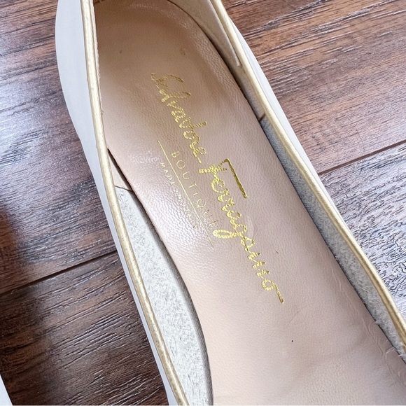 Salvatore Ferragamo Cream and Gold Heels with Classic Elegance - Picture 5 of 14